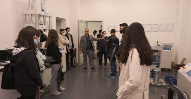 Üniversiteliler Yapı Malzemeleri Laboratuvarını Gezdi