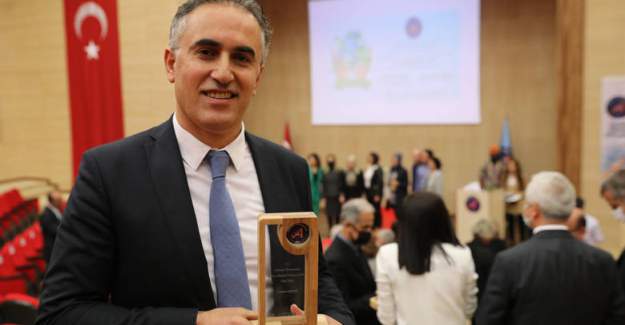 Akdeniz Üniversitesi'nden Başkan Danışmanı'na Özel Ödül