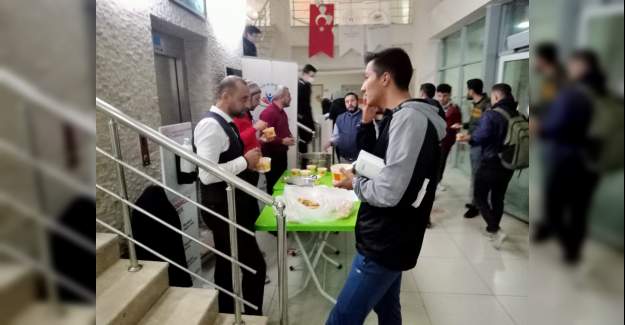 Gençlere Sıcak Çorba İkram Edildi