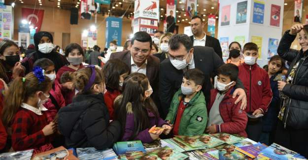 TÜBİTAK Başkanı Mandal, Kepez Kitap Fuarı’nı gezdi