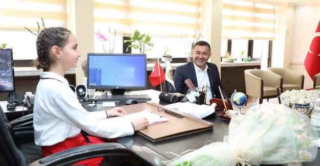 Başkan Yücel Koltuğunu Minik Dalya'ya Devretti