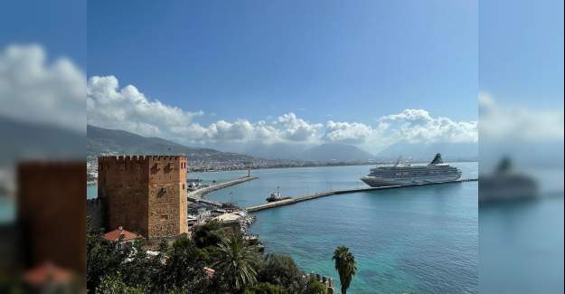 Sezonun İlk Turistik Yolcu Gemisi Alanya Limanına Demir Attı