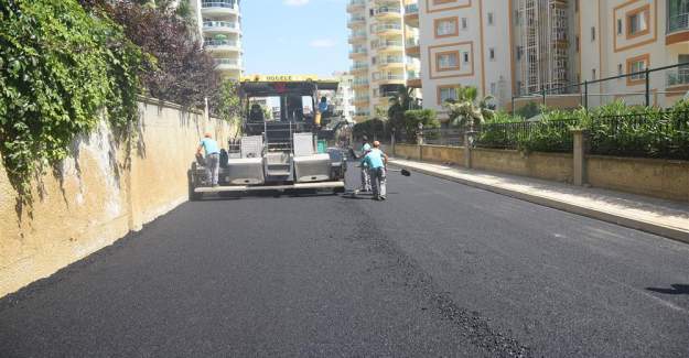Alanya Belediyesi  Sıcak Asfalt Çalışmasına Mahmutlar'da Devam Ediyor