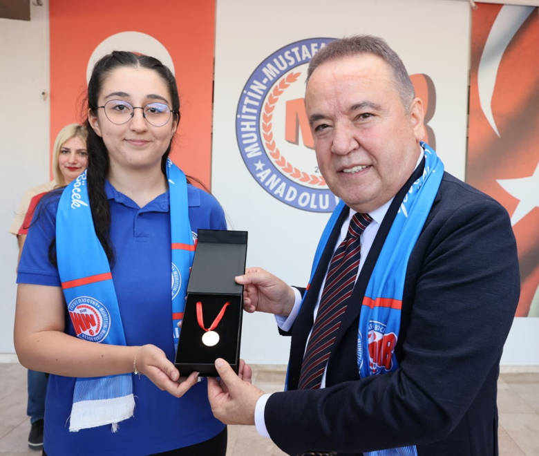 Başkan Böcek Öğrencilerin Karne Heyecanına Ortak Oldu