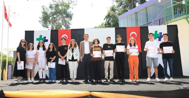 Kaymakam Ürkmezer Karne Almanın Mutluluğunu Yaşayan Öğrencilerin Heyecanına Ortak Oldu