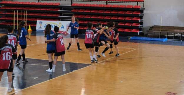 Alanya'da Hentbol Şampiyonası Başladı
