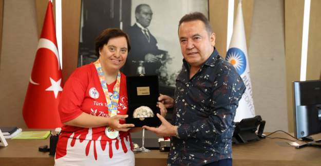 Şampiyon Sporcudan Başkan Böcek’e Ziyaret