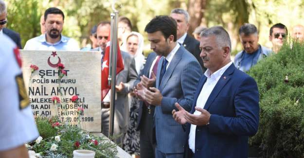 Vali Yazıcı 15 Temmuz Şehitlerini Mezarı Başında Andı
