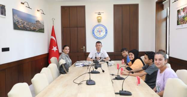Çocuk Evleri Öğrencilerinden Kaymakamlığa Aşure İkramı Ziyareti
