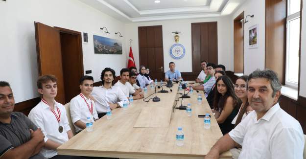 YKS Sınavında Dereceye Giren Öğrencilerden Kaymakam Ürkmezer'e Ziyaret