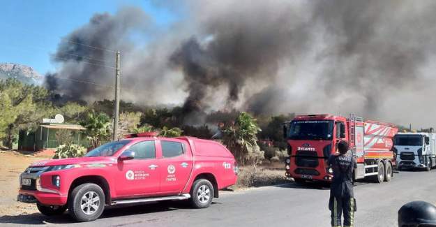 Büyükşehir itfaiyesi Mersin’de Alevlerle Mücadele Ediyor