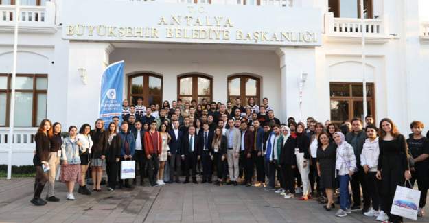 Başkan Böcek Dünya Gönüllüler Günü’nde Gençlerle Buluştu