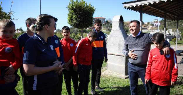 Çiçekler Otizme Dikkat Çekmek İçin Toprakla Buluştu