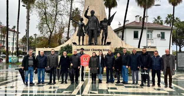 Gazeteciler Atatürk Anıtı'na Çelenk Bıraktı