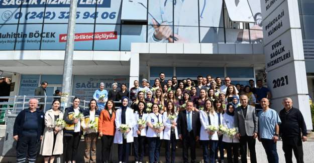 Başkan Böcek, Sağlık Çalışanlarının 14 Mart Tıp Bayramı’nı Kutladı