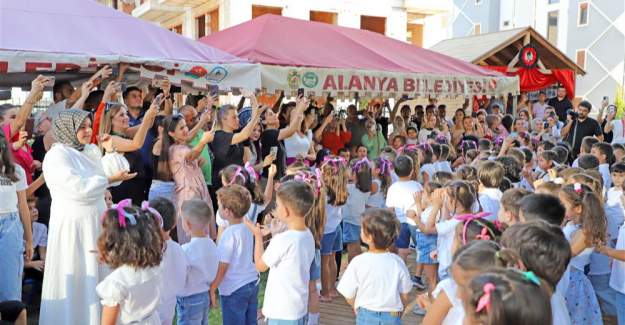Alanya Belediyesi Kreş ve Çocuk Akademisi'nde  Mezuniyet Heyecanı