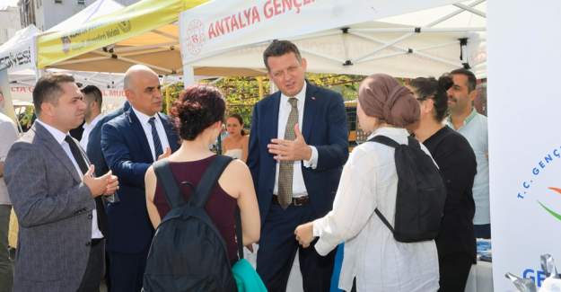 Kaymakam Ürkmezer Yeni Üniversiteli Öğrencileri Karşılama Stantlarını Ziyaret Etti