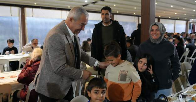 Başkan Özçelik İlk İftarı Vatandaşlarla Birlikte Yaptı