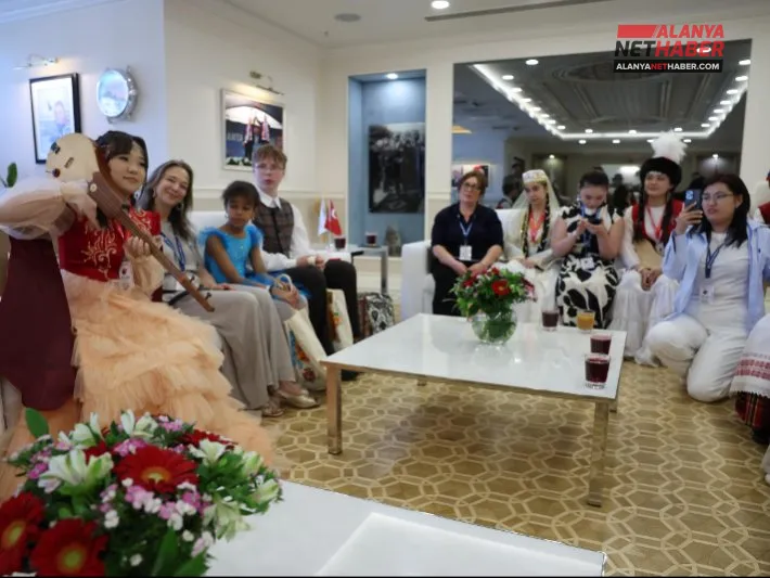 Başkan Vekili Özdemir Dünya Çocuklarını Sevgiyle Kucakladı