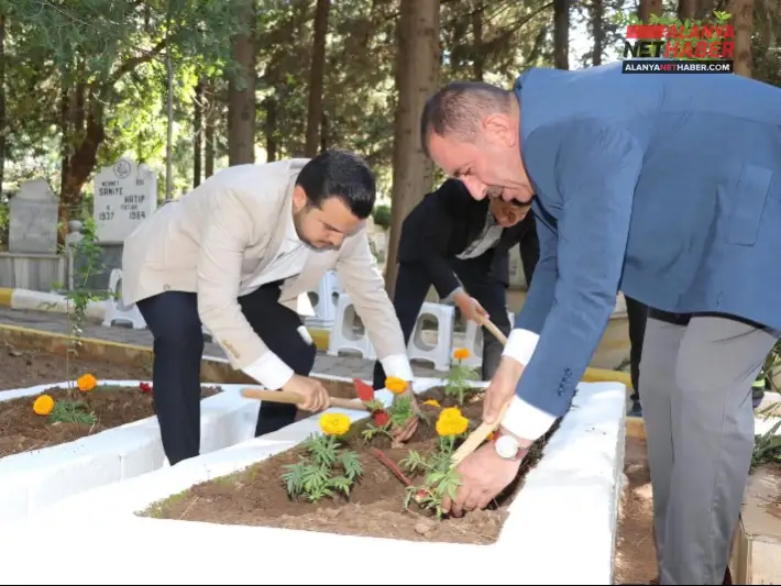 Alanya Kabristanlarında Bayram Öncesi Çiçekli Vefa
