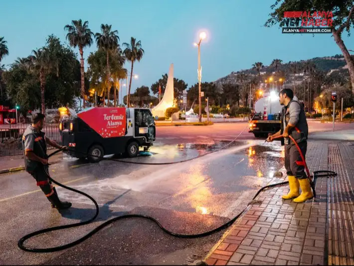 Alanya Sokaklarında Pırıl Pırıl Bayram Mesaisi