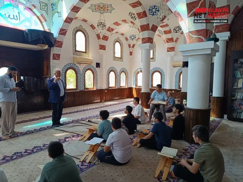 Antalya Müftüsü Yığman Aksu Kurslarında Miniklerle Buluştu