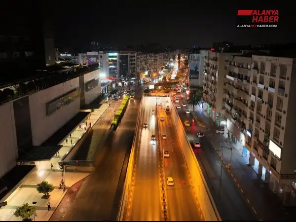 Antalya Büyükşehir Ekiplerinden Bulvarda Vitrin Değişimi