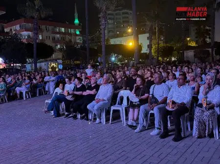 Mahmutlar'da Nostalji Rüzgârı Sinemaseverleri Buluşturdu