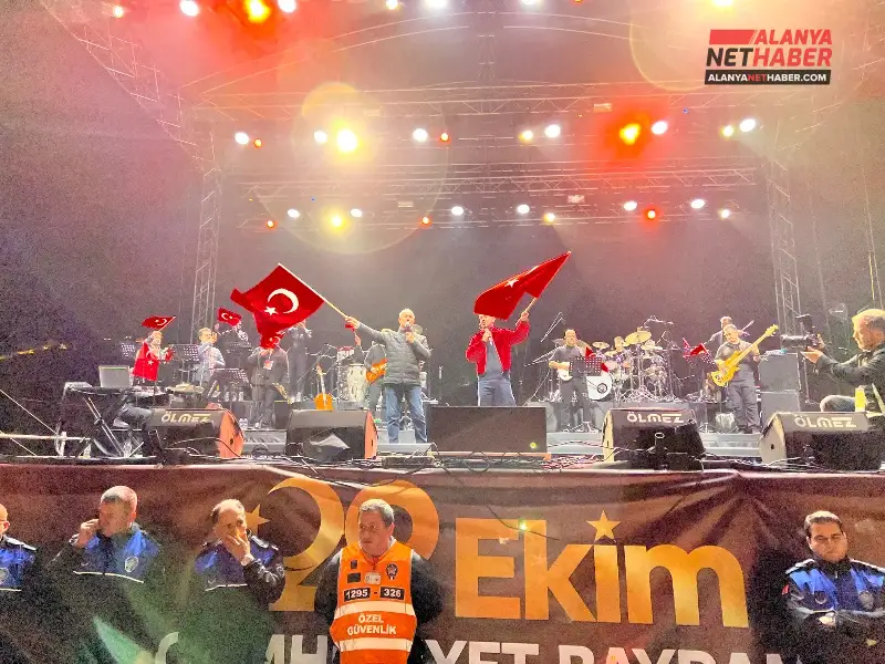 Alanya'da 29 Ekim Coşkusu Murat Boz Konseriyle Zirveye Çıktı