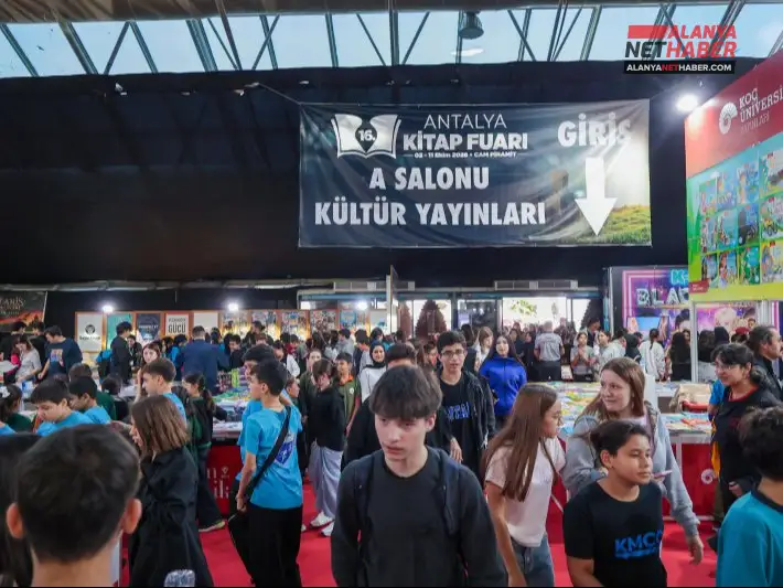 Antalya Kitap Fuarı Genç Okurlarla Dolup Taştı