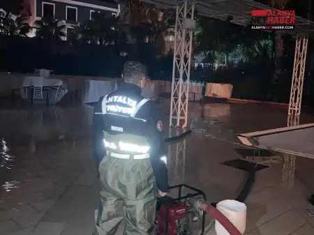 Antalya'da Sağanak Yağış Mesaisi: Ekipler Gece Boyunca Sahadaydı