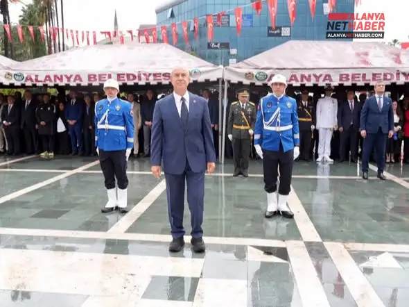 Başkan Özçelik'ten Cumhuriyet'in 103. Yılında Çelenk Sundu