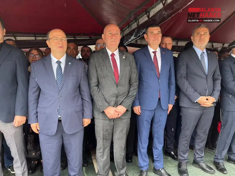 MHP Alanya'dan 29 Ekim Cumhuriyet Bayramı Çelenk Törenine Katılım