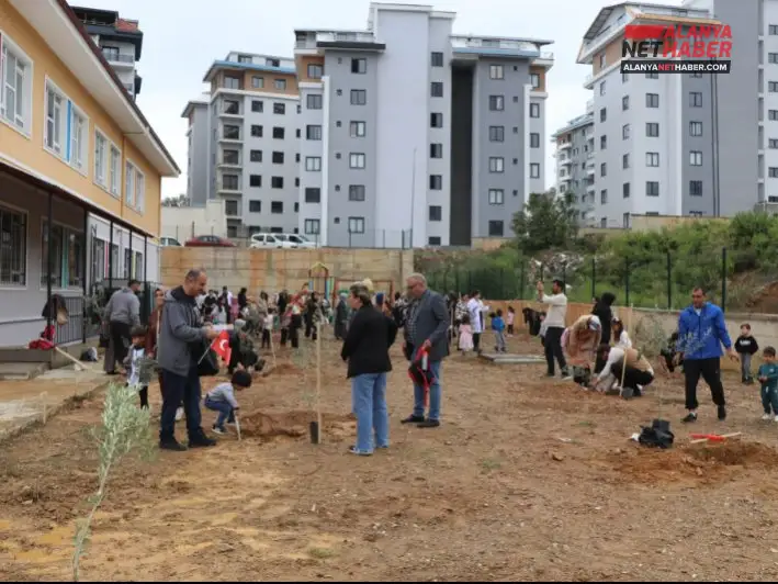 Little Hands Met the Soil for a Greening Future