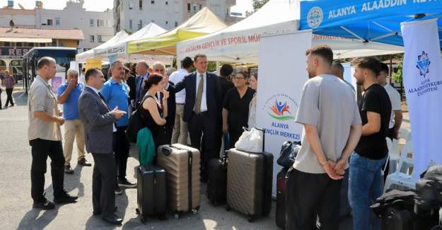 Kaymakam Ürkmezer Yeni Üniversiteli Öğrencileri Karşılama Stantlarını Ziyaret Etti