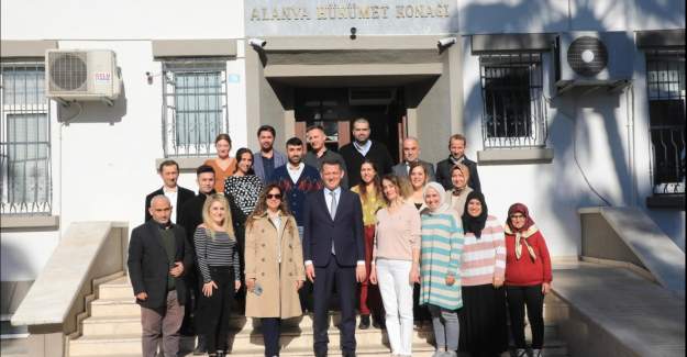 Alanya Kaymakamlığı Çalışanları, Kaymakam Dr. Fatih Ürkmezer’in İdareciler Günü’nü Kutladı