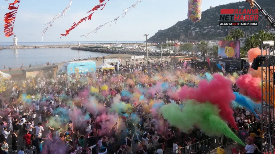 Alanya Sokakları Çocukların Renkli Kahkahalarıyla Çınladı