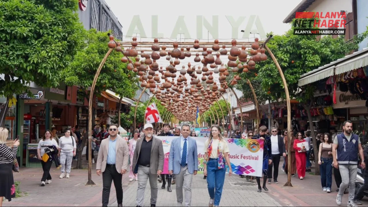 Dünya Çocukları Alanya Sokaklarına Renk Kattı