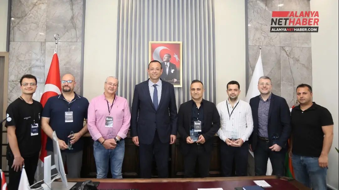 ألانيا الشباب يكتبون رموز المستقبل باستخدام التكنولوجيا الوطنية
