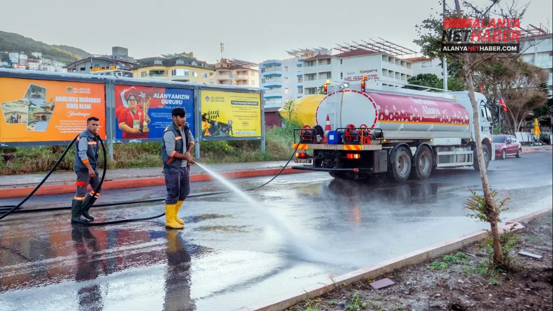 Alanya Sokaklarında Pırıl Pırıl Bayram Mesaisi