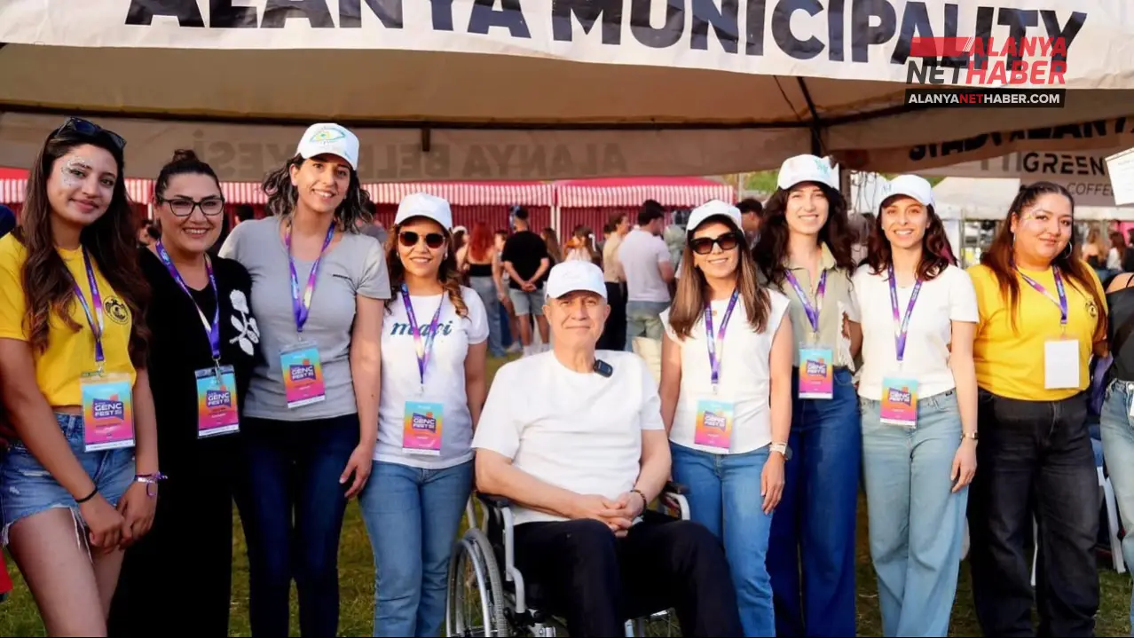 الرئيس أوزتشيليك يشارك الشباب حماسهم للمهرجان