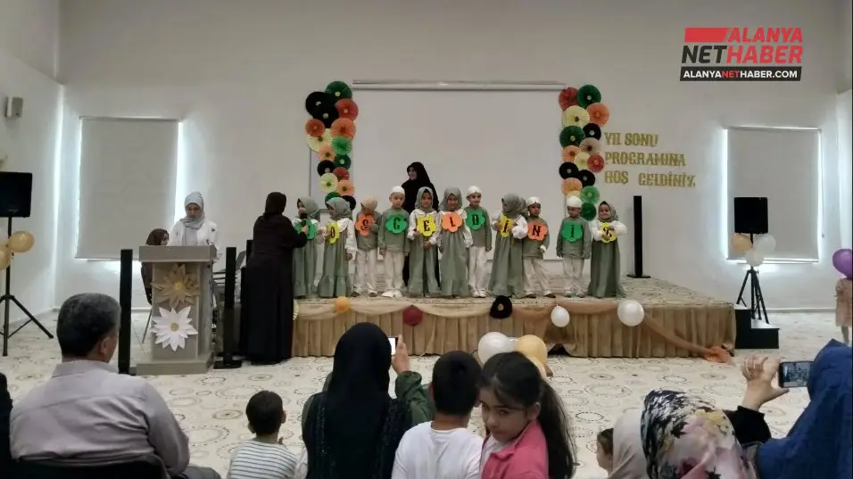 Mahmutlar'daki Miniklerin Yıl Sonu Heyecanı Aileleri Duygulandırdı