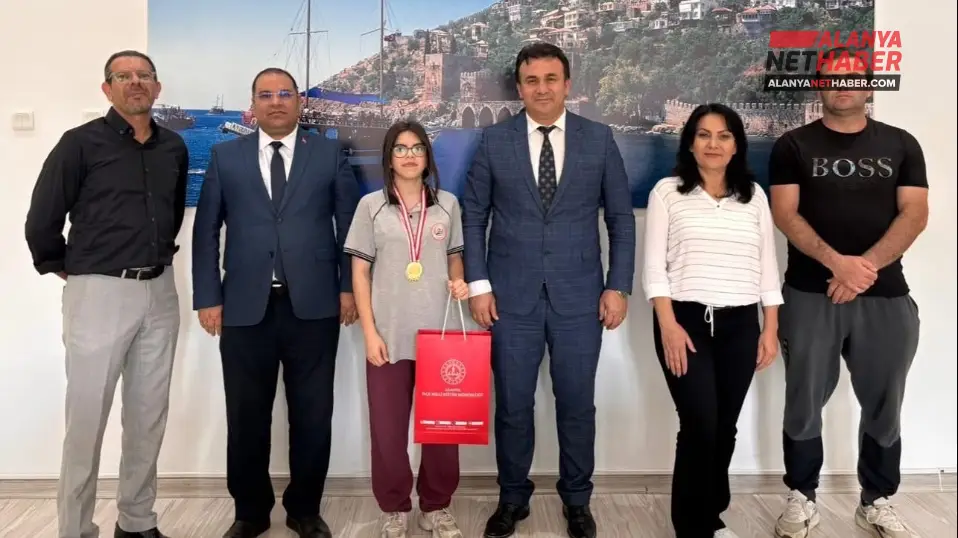 Müdür Yılmaz Şampiyon Öğrenciyi Gururla Ağırladı