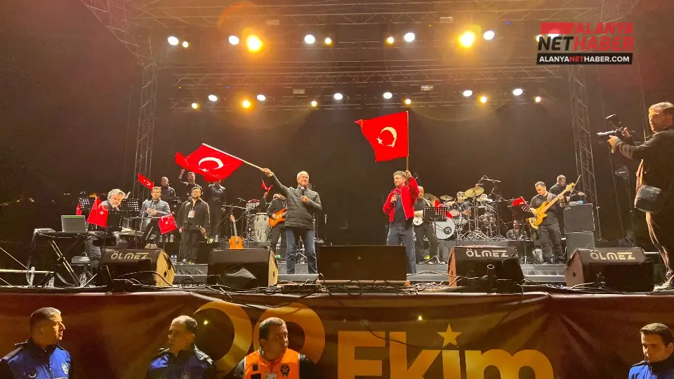 Alanya'da 29 Ekim Coşkusu Murat Boz Konseriyle Zirveye Çıktı