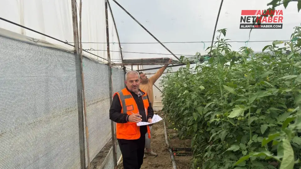 Antalya Sahada Yağışla Mücadele Etti