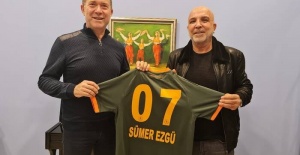 Çavuşoğlu’ndan Sümer Ezgü Sanat Akademisi’ne ziyaret