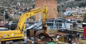 İskelede'ki Kaçak Yapılar Tek Tek Yıkıldı